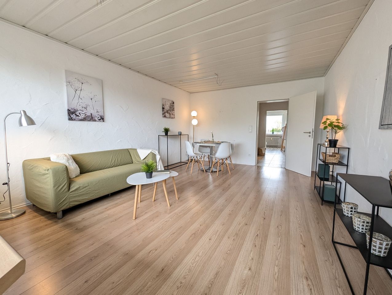 Wohnzimmer Blick zum Balkon